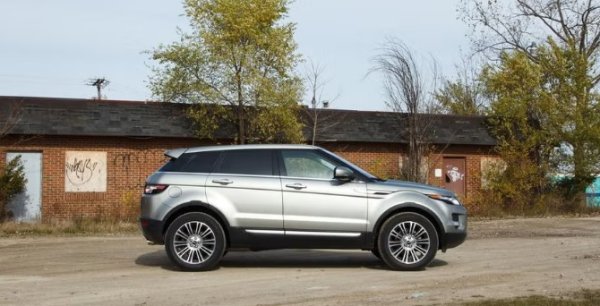 Производственият Evoque поразочарова малко с двигател EcoBoost, изваден от пепелта на Ford, собственик тогава на LR (и неговия груб кросоувър Escape). Базовият Landie очарова потребителите. Днес Range Rover Evoque е един от най-красивите модели на Land Rover, доказателство за блясъка на оригиналната форма на LRX.
